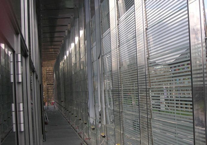 Fachadas ventiladas: estruturas com espaço de ar entre camadas externas e internas das construções isolam naturalmente o calor e têm se tornado uma tendência.