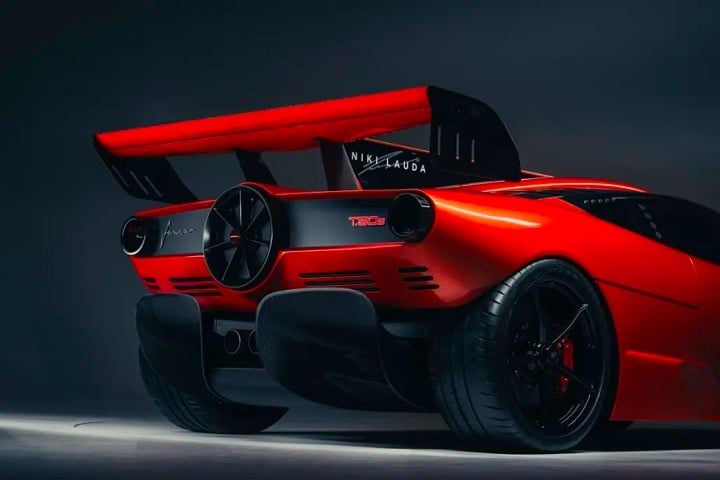 Com um design marcante, o modelo atinge até 363 km/h e leva pouco mais de 2,7 segundos para chegar de 0 a 100 km/h. Porém, não é permitido rodar com ele nas ruas, sendo um carro exclusivo para as pistas especiais.