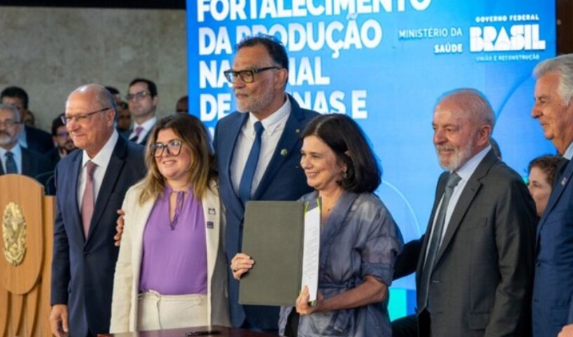 O Governo Federal anunciou a incorporação da primeira vacina brasileira contra a dengue no Sistema Único de Saúde (SUS). A cerimônia, que aconteceu no Palácio do Planalto, teve a presença do presidente Luiz Inácio Lula da Silva e de Nísia Trindade, que seria demitida do ministério da Saúde horas depois.
