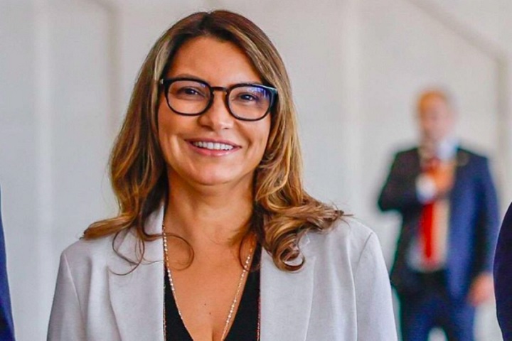 Conhecida popularmente como Janja, Rosângela Lula da Silva é socióloga e nasceu em União da Vitória, no Paraná. Ela se formou em Ciências Sociais pela Universidade Federal do Paraná (UFPR) com especialização em História, e fez MBA em gestão social e sustentabilidade.