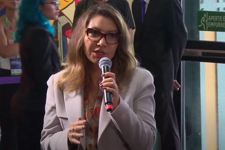 A gente convidou o ministro Alexandre de Moraes que tem sido um grande parceiro nessa questão das fake news, por mais que seja difícil, ele está enfrentando, começou Janja, em sua fala.