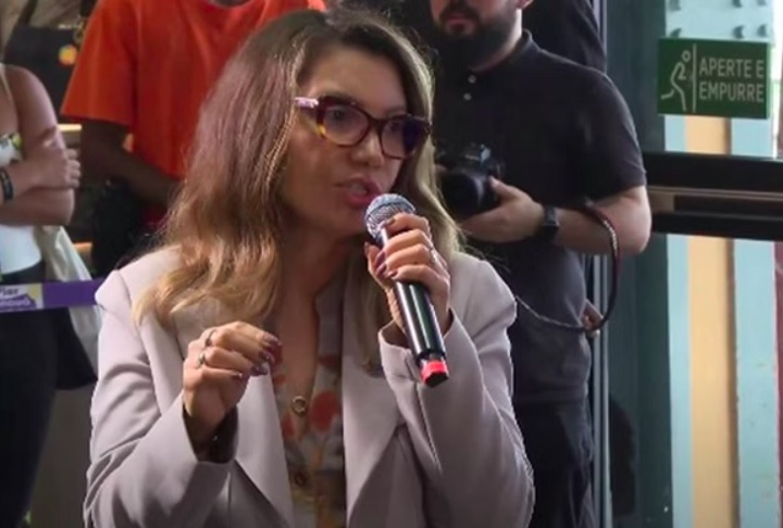 E por conta do que aconteceu em Brasília, inacreditavelmente essa semana, e o ‘bestão’ lá acabou se matando com fogos de artifício, mas enfim. Incrível”, emendou a primeira-dama.