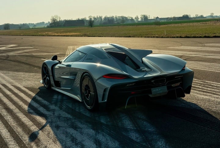 Com um preço inicial de cerca de 3 milhões de euros (aproximadamente R$ 18 milhões), o Jesko Absolut pode atingir até 500 km/h e acelerar de 0 a 100 km/h em apenas 2,5 segundos!