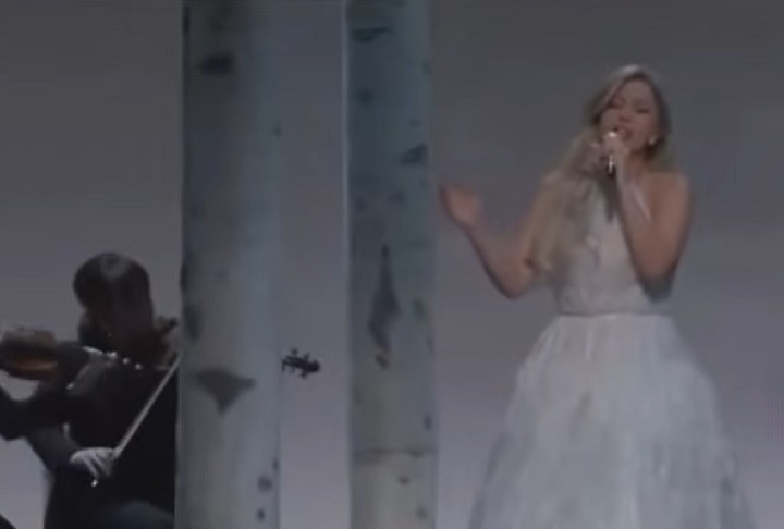 Lady Gaga subiu ao palco para interpretar canções como “The Sound of Music”, “My Favorite Things”, “Edelweiss” e “Climb Ev’ry Mountain”. 