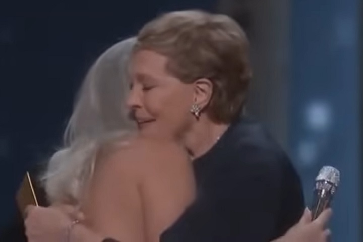 Para tornar o momento ainda mais emocionante, Julie Andrews, a atriz que interpretou a protagonista Maria Von Trapp, apareceu no palco para cumprimentar a cantora.