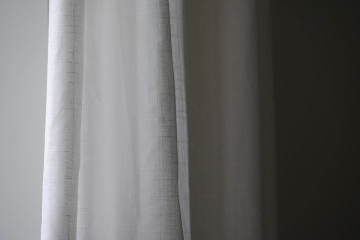 Outra opção é colocar cortinas que bloqueiam a luz para isolar o ambiente e diminuir os aumentos de temperatura ao longo do dia.