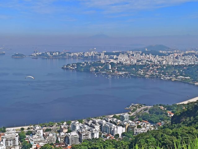 O “método Wolbachia” é utilizado em alguns municípios brasileiros, como Niterói (foto), Rio de Janeiro, Belo Horizonte, Petrolina (PE) e Londrina (PR). A expectativa é de que investimentos permitam a expansão da tecnologia para mais locais do território nacional.
