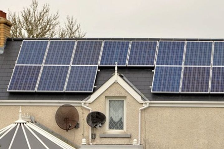 Painéis solares com dupla função: além de gerar energia, criam sombra sobre os tetos, reduzindo a incidência calor direto.