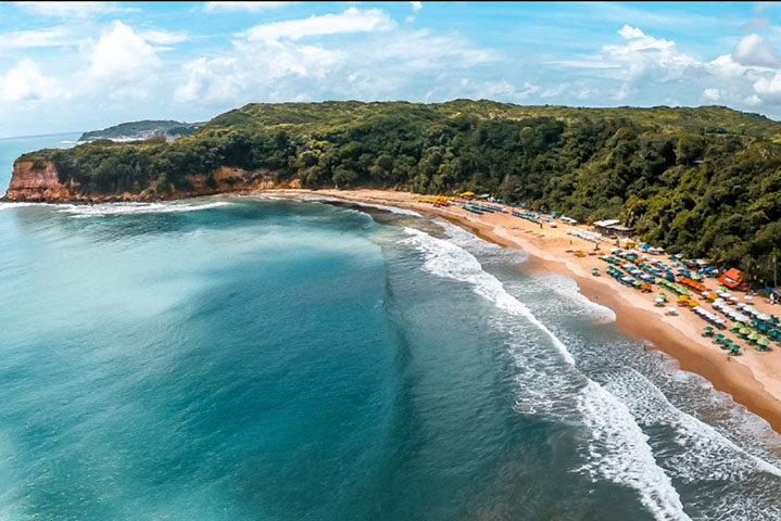 7) Praia da Pipa, Brasil: Localizada no Rio Grande do Norte, essa praia é conhecida por suas paisagens impressionantes, com falésias que valorizam esse cenário natural.