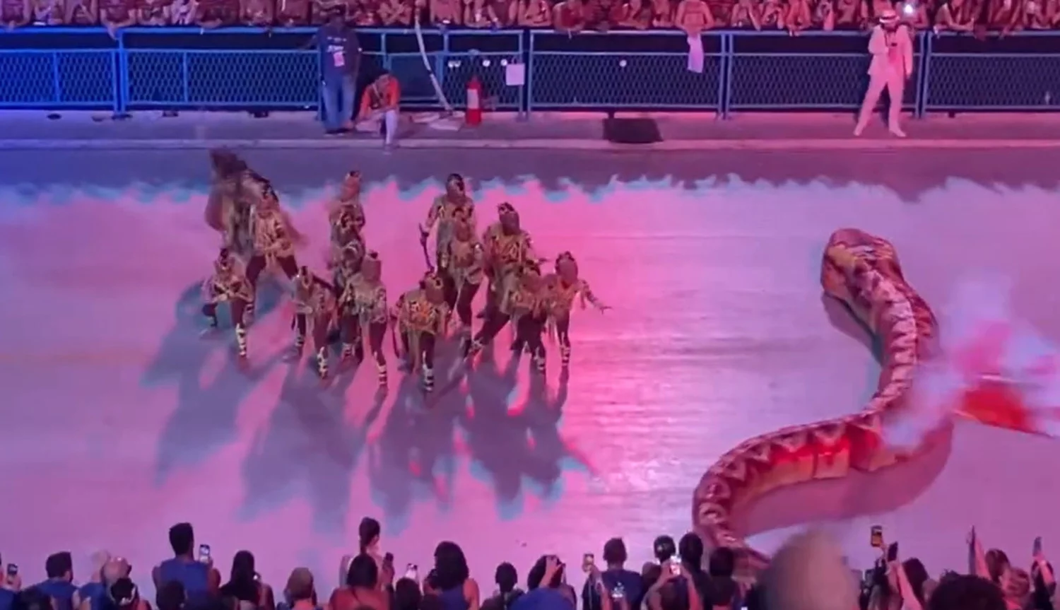 A Viradouro foi a grande campeã do Grupo Especial do Carnaval 2024 no Rio de Janeiro. E a serpente deslizando na comissão de frente da Unidos fo Viradouro, que ganhou o Estandarte de Ouro de Melhor Comissão,  chamou muito a atenção e empolgou o público. 