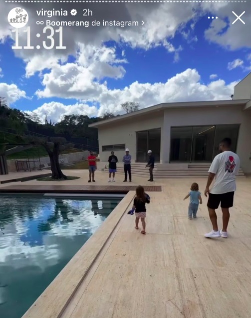 Na área externa, Virginia mostrou uma piscina de borda infinita com cascata, lareira e banheiros. 
