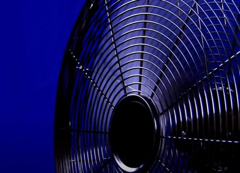 Ventilador na janela: Embora você possa sentir mais conforto térmico quando o ventilador está voltado para você, ele, na verdade, não tem a capacidade real de esfriar o ambiente; ele apenas movimenta o ar. 