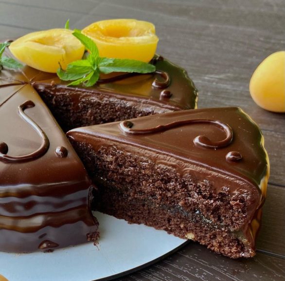 7º) Sacher-Torte (Áustria): Essa é uma famosa torta de chocolate austríaca, criada em 1832 por Franz Sacher, um jovem confeiteiro de Viena, para uma ocasião especial da corte austríaca. 