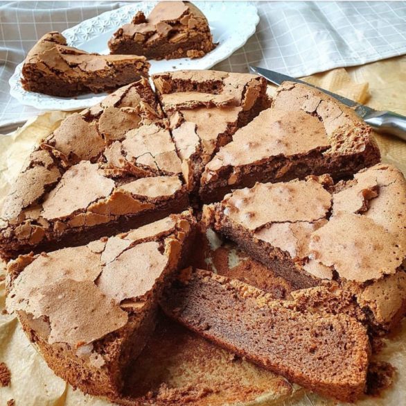 3º) Torta Tenerina (Itália): Típica da cidade de Ferrara, essa torta foi criada no início dos anos 1900. É conhecida por ter uma crosta fina e levemente crocante por fora, enquanto o interior é úmido e cremoso.