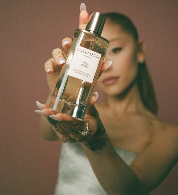 Além de sua carreira musical, Ariana também se destaca por seus empreendimentos. Ela lançou sua própria linha de perfumes, produtos de beleza e colaborou com diversas marcas renomadas.