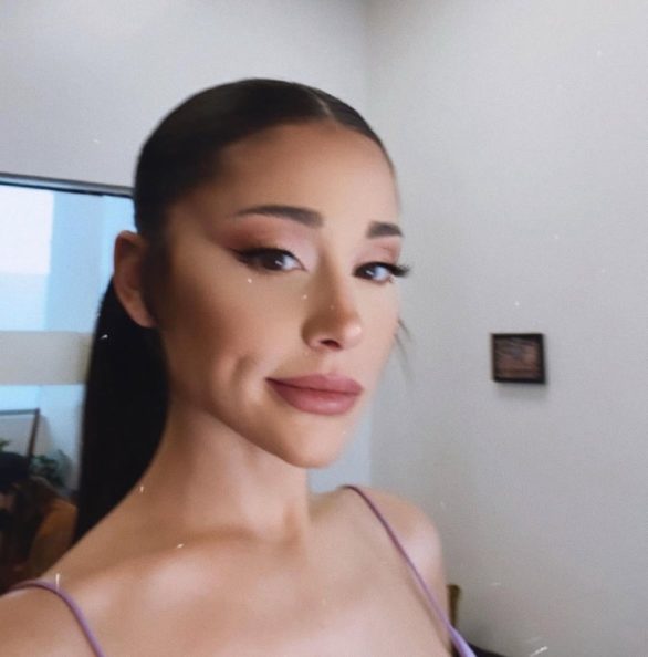 Ariana é uma figura influente nas redes sociais, onde compartilha sua vida pessoal, opiniões e engajamento em causas sociais, como direitos LGBTQ+, igualdade de gênero e apoio a vítimas de tragédias.