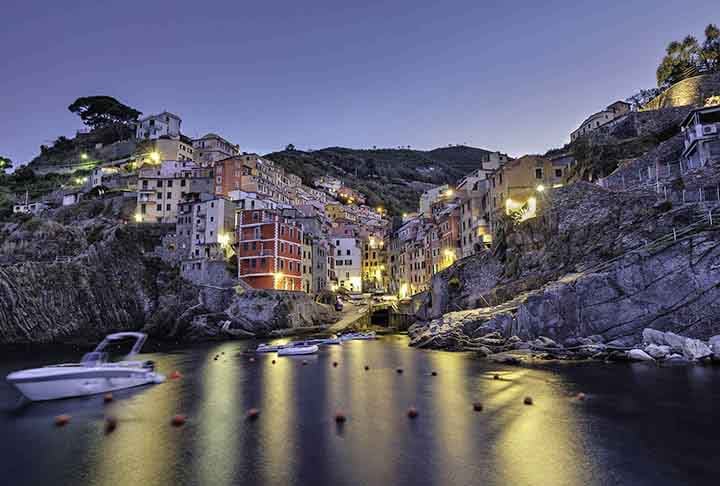 Conhecida por suas casas coloridas empilhadas nas encostas rochosas, a vila oferece vistas deslumbrantes do Mar da Ligúria. É famoso por ser um ótimo lugar para apreciar o pôr do sol. 