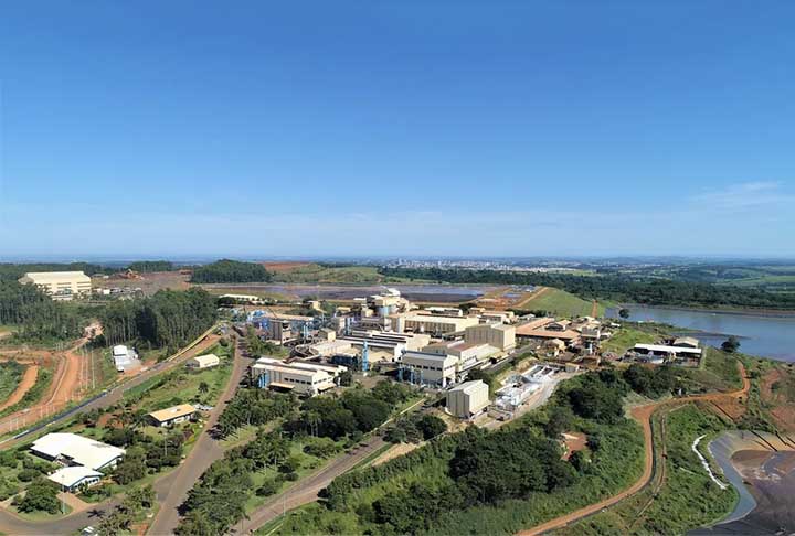 Contudo, se forem considerados os depósitos em rochas subterrâneas, a capacidade de exploração de mineração é estimada em mais de 400 anos.