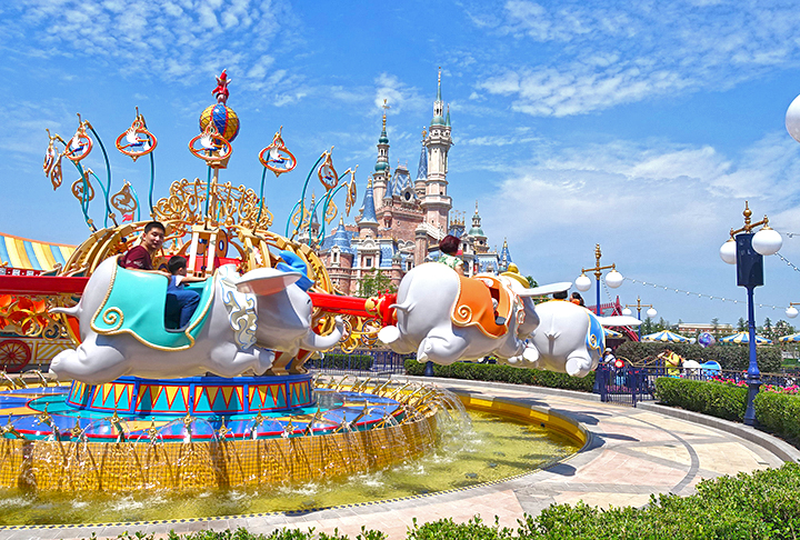 Com a inauguração, Xangai consolida sua posição como um destino de parques temáticos. Por lá, já é famoso o Shanghai Disney Resort (foto).