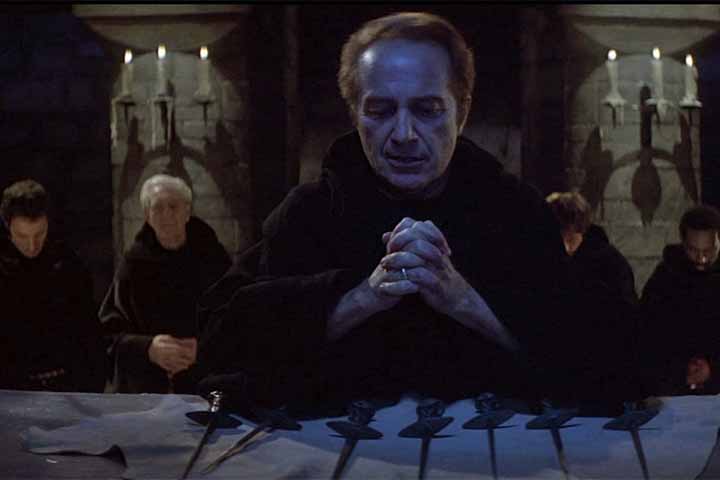 Damien pressente que seu rival, a reencarnação de Jesus Cristo, está voltando. Os sete anos previstos em que o diabo governaria a Terra - que são os sete anos em que Damien está à frente de suas empresas - estão prestes a se completar.