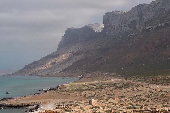 Designada como Patrimônio Mundial da Humanidade pela UNESCO em 2008, Socotra é frequentemente classificada como um deserto tropical, mas apresenta uma grande diversidade de paisagens.