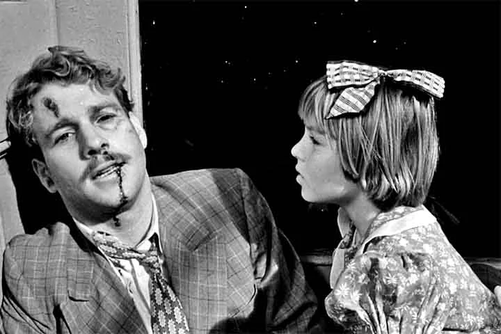 Na trama, Tatum vive a pequena Addie, que cruza o caminho do protagonista, o vigarista Moses Pray, interpretado por Ryan O’Neal, pai da atriz. 
