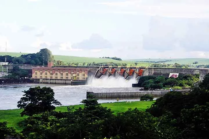 Além de sua importância histórica e ambiental, o Rio Tietê também desempenha um papel relevante na geração de energia elétrica, com diversas usinas hidrelétricas ao longo de seu curso. 