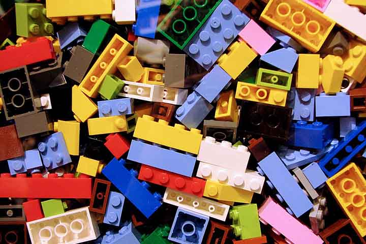 Em 1949, lançou os primeiros blocos plásticos que se tornariam a base de seu sucesso global.