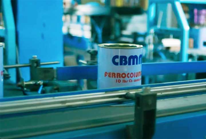 O nióbio foi oficialmente reconhecido como um elemento químico em 1949, mas o termo colúmbio ainda é utilizado na metalurgia estadunidense. As primeiras aplicações comerciais desse elemento datam do começo do século XX. 