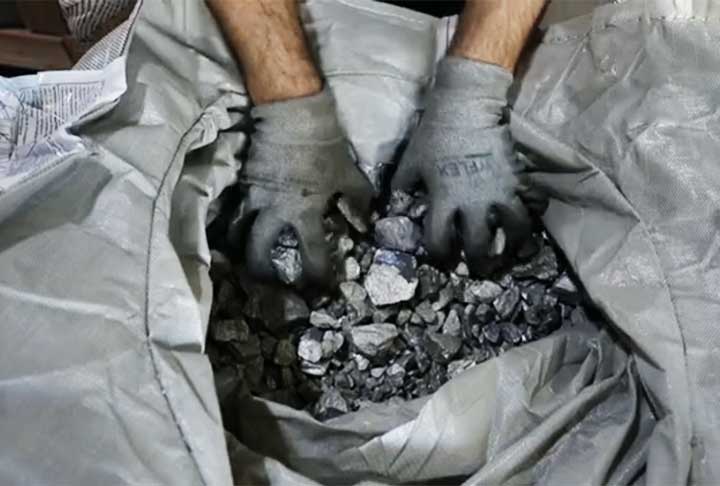 Na mineração, por exemplo, o metal é vendido na forma da liga ferronióbio (com cerca de dois terços de teor de nióbio e um terço de ferro).