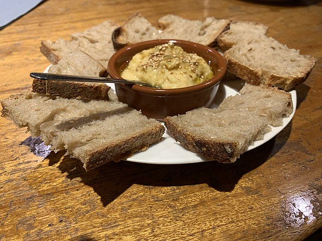 O homus é um dos pratos mais conhecidos feitos com grão-de-bico. De origem do Sudeste Asiático, essa pasta cremosa é preparada com grão-de-bico cozido, tahine (pasta de gergelim), suco de limão, alho e azeite de oliva.