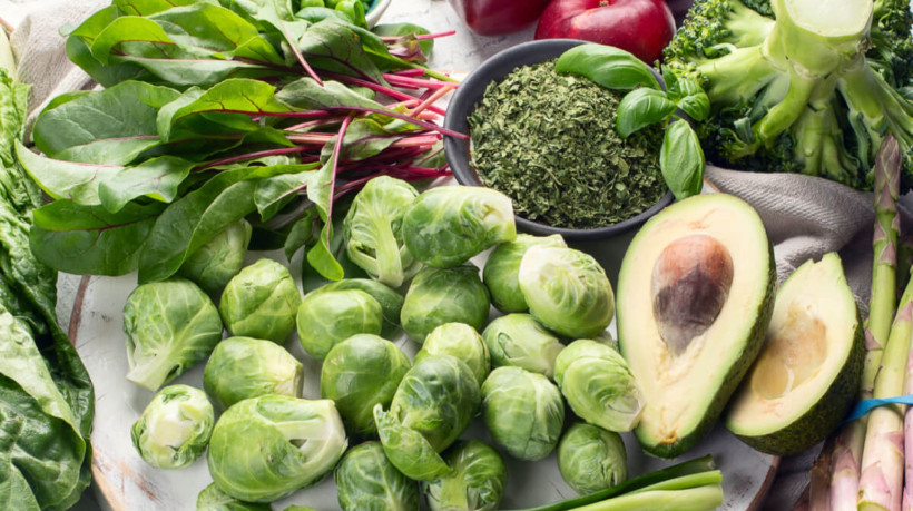 Alimentos ricos em vitamina K ajudam a proteger o fígado (Imagem: Tatjana Baibakova | Shutterstock)