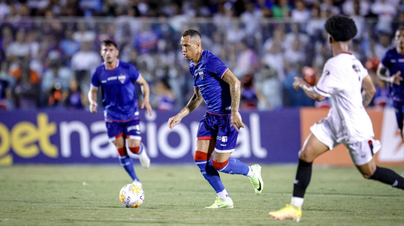 Breno Lopes, do Fortaleza, atuando diante do Moto Club no Estádio Presidente Vargas