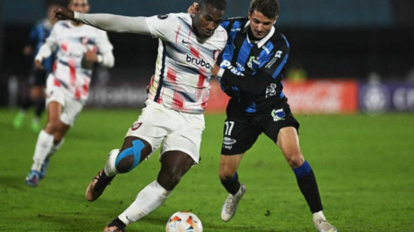 Oferta do Imortal de quase R$ 26 milhões pelo defensor colombiano agradou ao clube argentino. Forma de pagamento ainda é empecilho