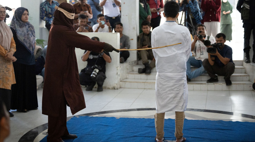 Um homem, considerado culpado de relações sexuais com outro homem sob a rígida lei islâmica sharia, é açoitado publicamente em Banda Aceh em 27 de fevereiro de 2025.