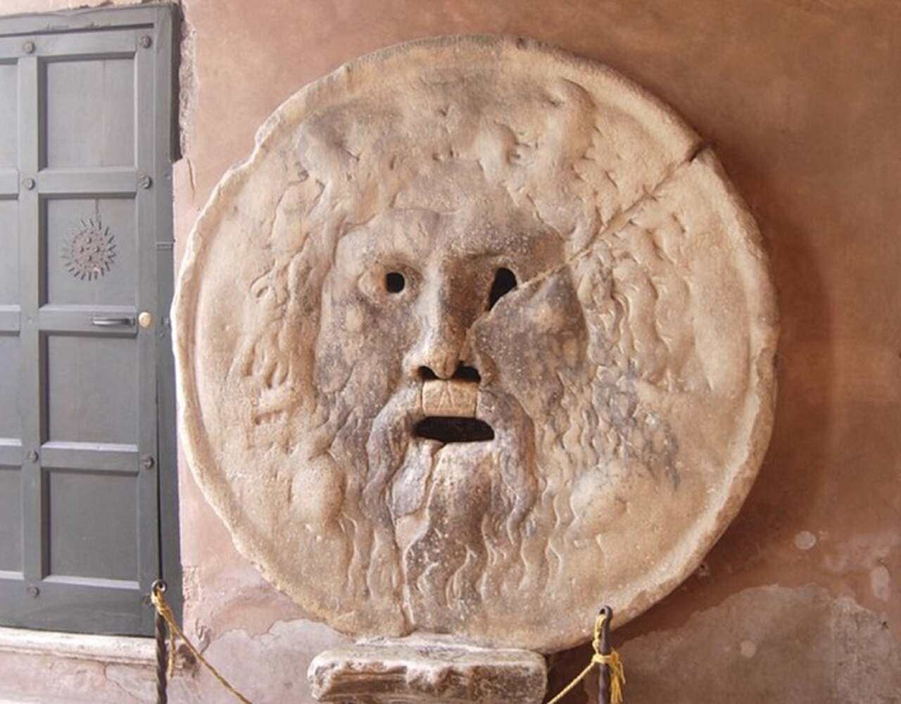 Boca da Verdade (século I d.C.): Uma antiga escultura de mármore que representa um rosto. Era usada como teste de honestidade: quem mentisse teria a mão mordida pela escultura