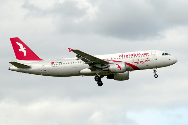 A principal forma de acesso à ilha é por voos fretados de Abu Dhabi, operados pela Air Arabia, com apenas dois voos por semana num período que vai de outubro a maio. 