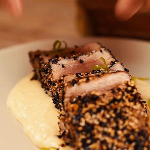 Uma versão atraente é o Atum cru empanado e selado com crosta de gergelim branco ou preto (ou ambos). Geralmente é acompanhado por vinagre balsâmico. 