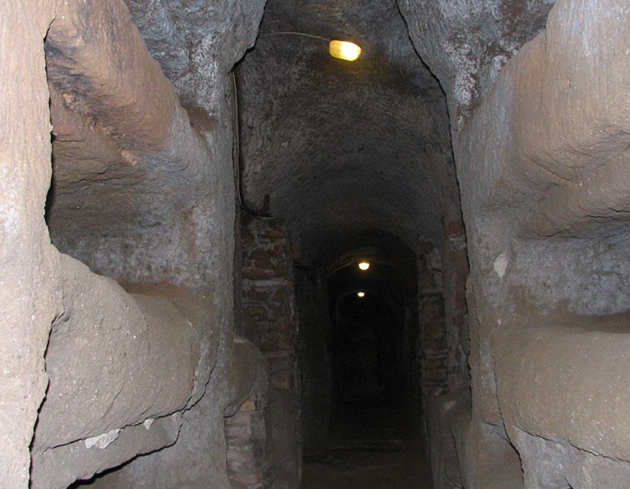 Catacumbas de São Calisto (século II d.C.): Redes subterrâneas de túmulos cristãos primitivos, um dos maiores complexos de catacumbas de Roma