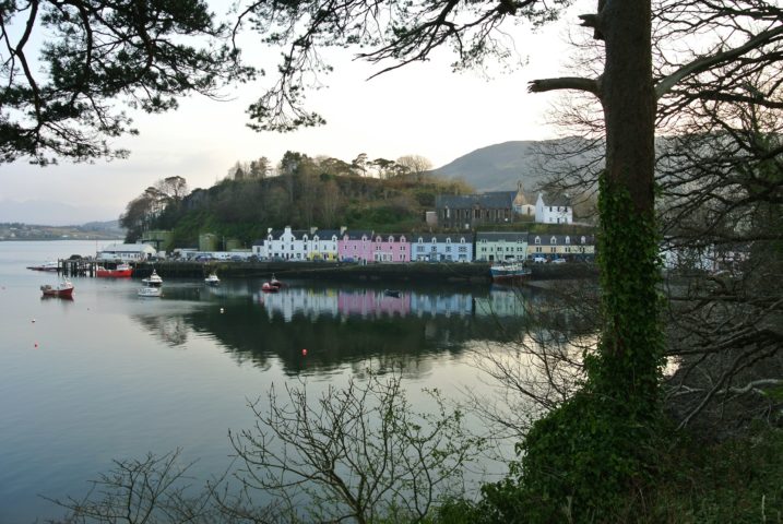 Dominadas por montanhas como o Ben Nevis, o pico mais alto do Reino Unido, as Terras Altas oferecem cenários de tirar o fôlego. Isso sem falar nos vilarejos charmosos, que são um espetáculo à parte!