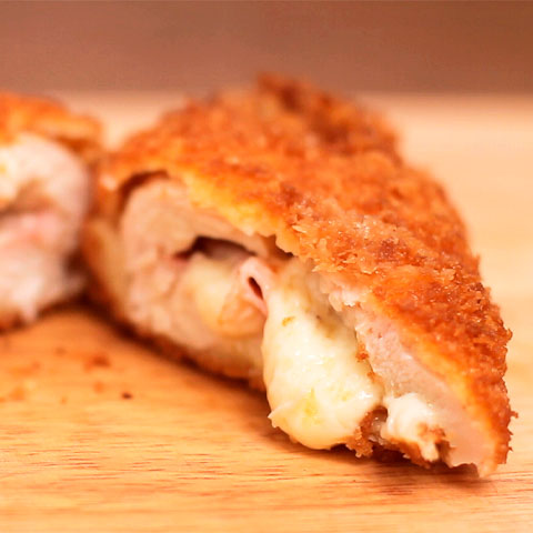 Filé de frango grelhado é a melhor pedida. Mas quem curte o Frango Cordon Bleu pode substituir a versão frita pela assada. O frango empanado pode ter recheio de queijo cottage e peito de peru, dois ingredientes que facilitam o ganho de massa muscular e a perda de peso.