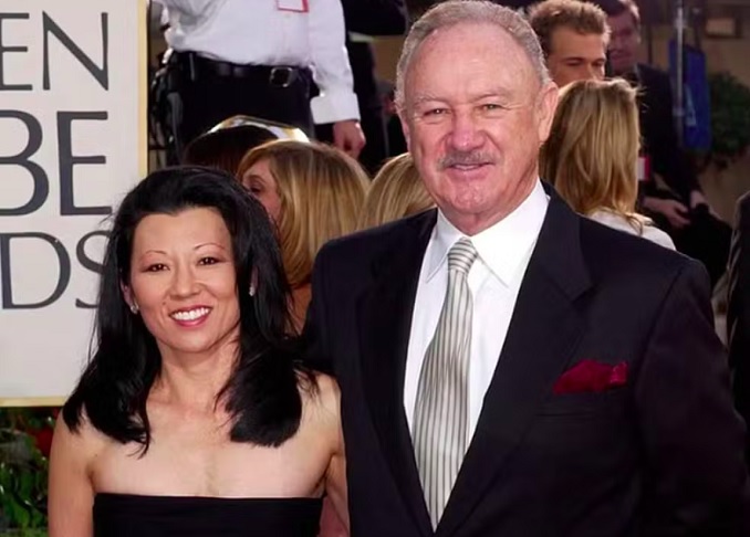 Segundo informações divulgadas pela agência de notícias Reuters, o xerife Adan Mendoza, do condado de Santa Fé, informou que o casal morreu junto com seu cachorro.