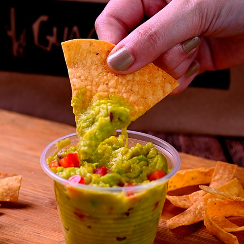 Além de ser consumido puro ou com limão, o abacate é ingrediente básico de um quitute mexicano de sucesso: Guacamole (purê de abacate temperado com sal, pimenta, cebolas roxas, tomate, coentro e limão, servido com molho tvinagrete). 