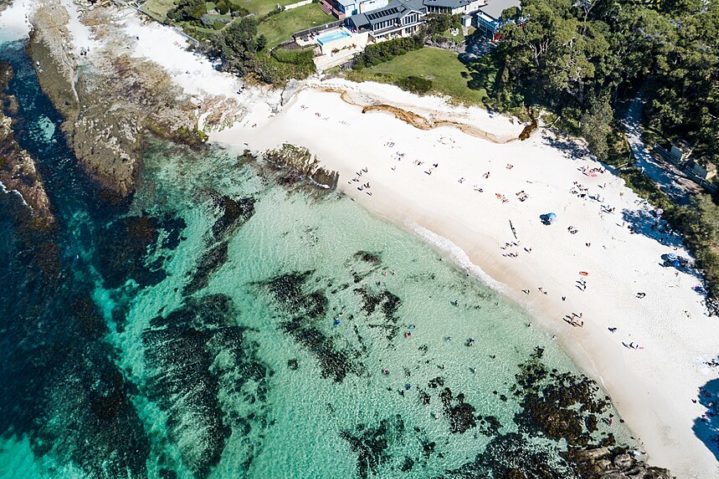 A região também é rica em trilhas, cachoeiras e vinícolas, além da Baía de Jervis, um paraíso para mergulho e observação de golfinhos. 
