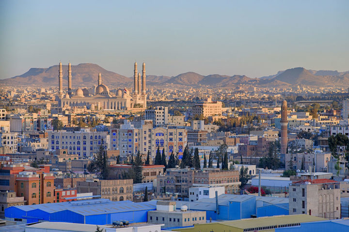 Outra opção seria viajar a partir do Iêmen, mas isso funciona mais como uma ponte aérea para os habitantes locais.