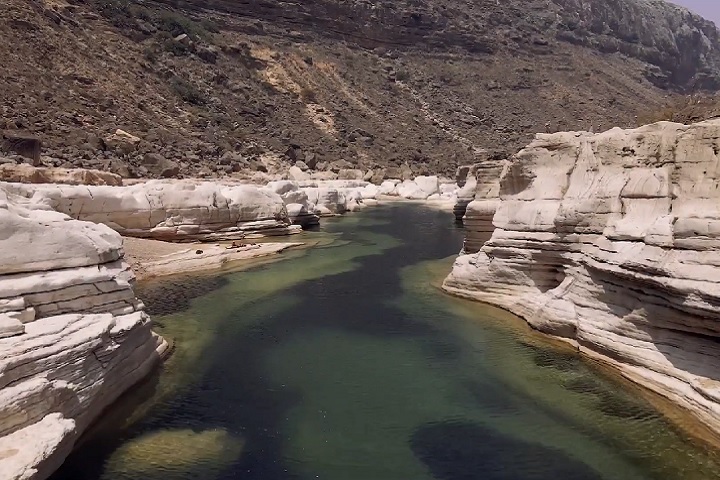 O sul e centro da ilha oferecem paisagens desérticas e oceânicas deslumbrantes. O amanhecer nas dunas de Zahek e a imersão no cânion de Kallissan (foto) são experiências imperdíveis.