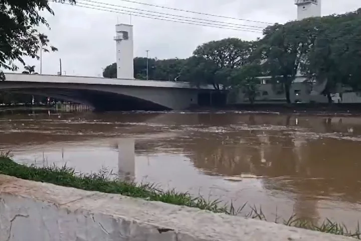 No início de fevereiro/25, a Marginal Tietê, uma das principais vias de São Paulo, ficou inundada por conta de uma forte chuva que atingiu a capital e a região metropolitana da cidade.