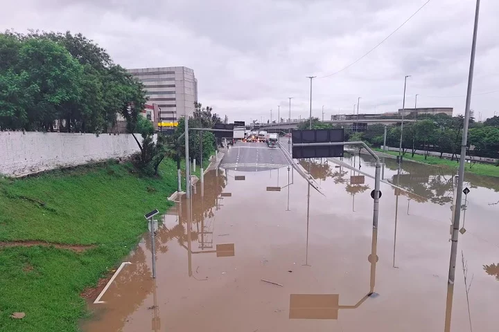 A Defesa Civil chegou a emitir um alerta e fechou o complexo turístico da cidade devido ao risco de novas enchentes.