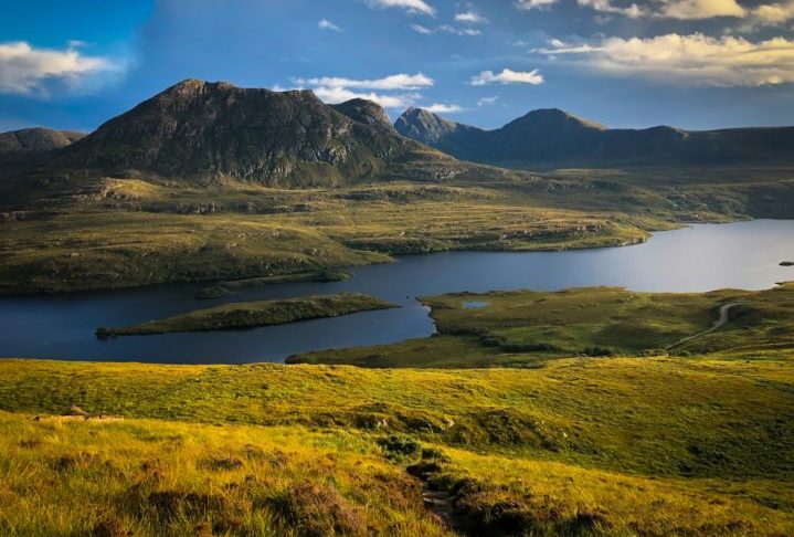 Terras Altas (The Highlands), Escócia: Essa é uma região conhecida por suas paisagens montanhosas, lagos profundos (como o famoso Loch Ness) e vastas extensões de natureza intocada. 