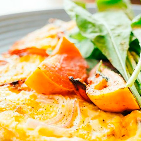 Uma opção prática e barata é preparar uma omelete, misturando os ovos com ingredientes a gosto, como verdura picada, cebola ou ervas. Quem gosta de misturar sal e doce, pode colocar algumas passas. 